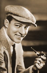 Porträtt av Rudolph Valentino (1895 - 1926) (svartvitt foto). av Unbekannter Künstler