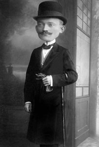 Porträtt av en mycket elegant man med jättehuvud, han bär en melonhatt, en käpp, en fluga och en svart kappa. Detta är ett fotomontage. Annees 1910 Historiskt fotografi, man med jättehuvud av Unbekannter Künstler