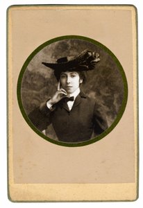 Porträtt av den franska poeten Catherine Pozzi, ca 1900 av Unbekannt