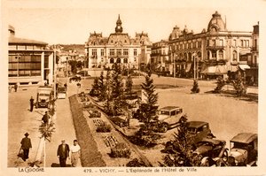 Vykort/The Esplanade of the Town Hall/Vichy/Allier/Auvergne/Frankrike av William M. Timlin