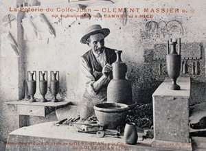 Vykort med Clement Massier (1844-1917), keramikermästare av Poterie de Golf-Juan på jobbet i sin ateljé, Frankrike, 1900-talet av William M. Timlin