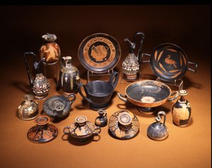 Keramikgrupp som visar en etruskisk Bucchero ware kantharos och en Gnathia ware guttus, mitten, båda 600-talet f.Kr. (foto) av Unbekannt