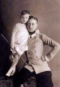 Prins William av Hohenzollern (1882-1951), även kallad kronprins, son till kejsar Vilhelm II, med sin äldste son, även kallad Wilhelm, Fotografi av Selle und Kuntze av Unbekannter Künstler