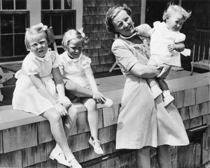 Prinsessan Juliana av Nederländerna (till höger) och hennes tre blonda döttrar, Beatrix, 6, Irene, 4 och 18 månader gamla Margriet Francesca, semestrar på Cape Cod och hoppas att den nära förestående kollapsen av den tyska krigsmaskinen gör det möjligt för