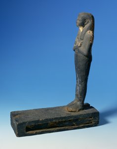 Ptah-Sokar-Osiris figur med tredelad peruk och korsade armar på en rektangulär sockel med ett fack som innehåller en sektion av papyrus (se 83304), egyptisk, 21:a-22:a dynastin, c.900 f.Kr. (trä) (för detaljer se 83306) av Unbekannt