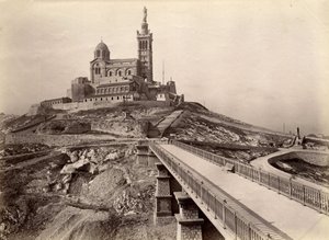 Religiös arkitektur: exteriör vy av basilikan Notre Dame de la Garde (Notre-Dame-de-la-Garde), även kallad "den goda modern" (1853-1864), byggd efter planer av arkitekten Henry Esperandieu (1829) -1874). Marseille, Bouches du Rhone (13), cen av William M. Timlin