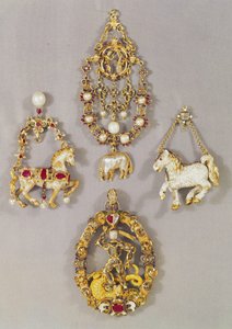 Renässanssmycken från LtoR och TtoB: Märke av fleeceordningen och bebådelsen, sent 1500-tal (guld och emalj); Hängsmycke i form av en hingst, sent 1500-tal; Spansk hängsmycke i form av en häst, sent 1500-tal (g av Unbekannt