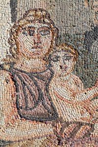 Representation av den nyfödda Akilles med sin sjuksköterska, Anatrophe - Detalj från panelen som representerar det första badet av Achilles - Paphos Mosaics, thesus villa 5:e århundradet e.Kr. - Cypern - Achilles nouveau ne avec sa nourrice, Anatrophe - De av Unbekannt