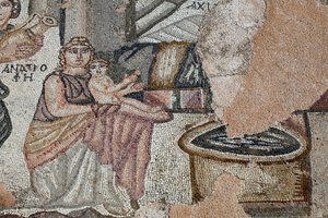Representation av den nyfödda Akilles med hans sjuksköterska Anatrophe och Ambrosia, symbol för gudarnas mat och odödlighet, som tar med vatten i en gyllene burk - Detalj från panelen som representerar det första badet av Achilles - Paphos Mosaics, Villa o av Unbekannt