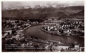 Rhone Alpes, Isere (38), Grenoble: Alpernas kedja, Isere, bron över Ile Verte, till vänster La Tronche, till höger distriktet Ile Verte - Vykort daterat 1930-1939 av William M. Timlin
