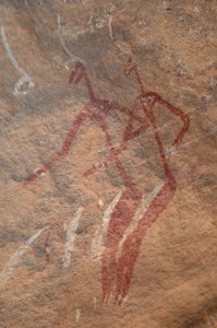 Stenkonst, förhistoria: Stenmålning av två longiline-karaktärer i ett utsmyckat skydd i Uweinatbergen, Sudan. Period från 8000 till 3000 år f.Kr. Fotografi av Unbekannt