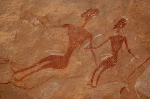 Stenkonst, förhistoria: Detalj av en hällmålning av två karaktärer i ett utsmyckat skydd, i Uweinat-massivet, Egypten. (Period från 8000 till 3000 år f.Kr.). Fotografi av Unbekannt
