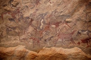 Stenkonst, förhistoria: Stenmålning av en grupp nötkreatur och polykroma karaktärer i ett utsmyckat skydd, i Uweinat-massivet, Sudan. Period från 8000 till 3000 år f.Kr. Fotografi av Unbekannt