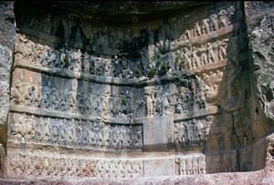 Klipprelief föreställande den sassaniske kungen Shapur I (241-72), det persiska kavalleriet och bifloderna, 300-talet (sten) av Unbekannt