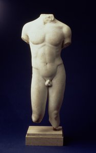 Romersk manlig torso av en ungdomlig figur, efter ett polyclitanskt brons original från 500-talet f.Kr. (framifrån) c.01:a århundradet e.Kr. (parian marmor) (se även 90527) av Unbekannt