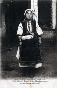Serbien, Florina: Porträtt av en makedonsk flicka i nationaldräkt - Vykort 1914-1918 av William M. Timlin