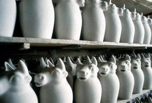 Hyllor inne i en keramikfabrik med några mjölkkannor, Montelupo Fiorentino, Italien (foto) av Unbekannter Künstler
