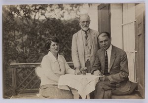 Sigmund Freud och Horace W. och Anjelika Frink, ca 1920 (s/v foto) av Unbekannt