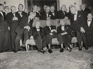 Sir Winston Churchill och Dwight D. Eisenhower vid en middag som hölls i Winfield House, den amerikanska ambassadörens hem i London av Unbekannter Künstler