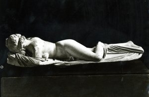 Sovande Hermafrodit (marmor) (s/v foto) av Unbekannt