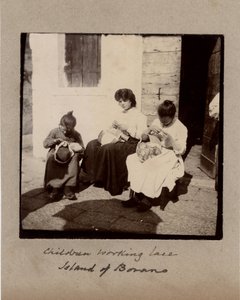 Små metier: unga flickor som virkar (broderare) på ön Burano, Venedig. 1800-tal Tryck på kartong Dim. 9x9 cm av Unbekannt