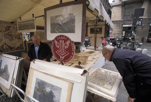 Stall som säljer tryck, Piazza del Carmine, Milano, Lombardiet, Italien av Unbekannt
