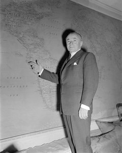 POLITIKERN PAUL RENAUD I PARIS - 1949 av Unbekannt