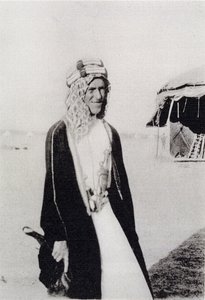 T. E. Lawrence i arabisk klänning (s/v foto) av Unbekannt