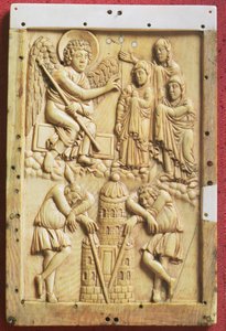 The Three Maries at the Tomb, snidad plakett, School of Palace of Charlemagne, franska (elfenben) av Unbekannt