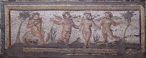 Tre dansande putti ackompanjerat av en som spelar pannpiporna, bårddetalj från en mosaikbeläggning som skildrar årstiderna och jaktscener från Constantinian Villa i Daphne, Roman, c.325-330 AD (marmor, kalksten och glasmosaik) av Unbekannt