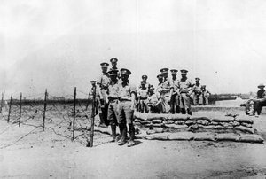 Tientsin (Tianjin), Kina, november 1924: Brittiska soldater i en post utanför de internationella medgivandena innan den kinesiska krigsherren Feng Yuxiangs trupper intog staden (Feng Yu-hsiang, Feng Yu hsiang) - Tientsin (Tianjin) , Kina, Novem av William M. Timlin