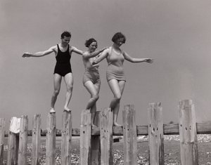 Två kvinnor och en man som går längs en groyne, ca 1930-talet av Unbekannt