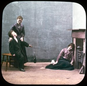 Två kvinnor och pojke framför den öppna spisen, ca 1895 av Unbekannt