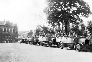 Storbritannien: En linje av Charabancs i centrum. Poynton, Cheshire, c1925 av Unbekannt