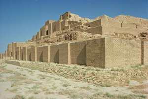 Utsikt från södra delen av Ziggurat, byggd av den elamitiska kungen Untash-Gal (ca 1265-46 f.Kr.) (foto) av Unbekannt