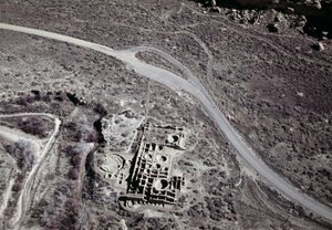 Utsikt över en gammal bosättning Anasazi, Chaco Ruins Culture National Park, Chaco Canyon, New Mexico, USA, Anasazi civilisation av Benjamin Baud