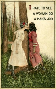 Vintagevykort som visar två kvinnor som kysser, "Jag hatar att se en kvinna göra ett mansjobb" 1914 (litho)
