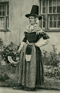 Wales. En ståtlig gammal walesisk dam, hängiven folkdräkt. 1920 av Unbekannt
