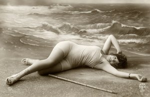 Frau im Badeanzug, ca. Anfang 1900 (Postkarte) von 