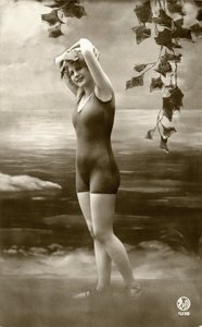Frau in Badeanzügen, ca. frühe 1900er (Postkarte) von 