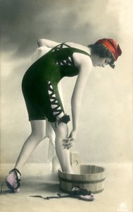 Frau in Badeanzügen, ca. frühe 1900er (Postkarte) von 