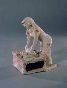 Kvinna som knådar bröd ovanpå en fyrkantig platta, grekiska, från Aulis, ca 500-475 f.Kr. (lera med vit slip och rött pigment) av Unbekannt