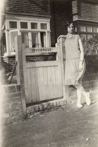 Kvinna utanför Inverness B&B, Broadstairs, Kent, ca 1920-talet av Unbekannt