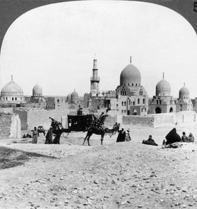 Ett skepp från öknen som passerar gravar av svunna muslimska härskare, Kairo, Egypten, 1905. av Underwood and Underwood