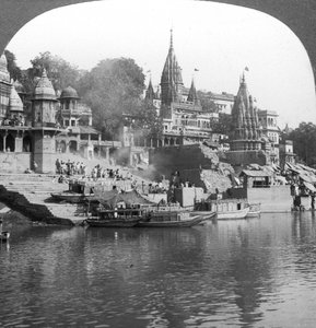 En brinnande ghat på Ganges i Benares Varanasi, Indien, 1900-talet. av Underwood and Underwood