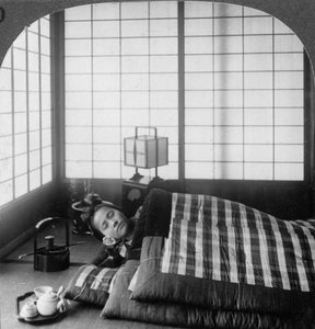 En geisha som sover i ett tehus, Hikone, Japan, 1904.