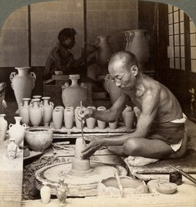 En krukmakare och hans hjul, skapar en vas av Awata-porslin, Kinkosan-verk, Kyoto, Japan, 1904 av Underwood and Underwood