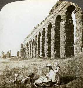 Akvedukten av Claudius och Campagna, Rom, Italien. av Underwood and Underwood