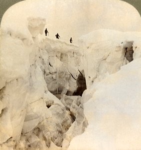 Nedstigning från Mt. Blanc - enorma sprickor nära toppen, Alperna, 1901. av Underwood and Underwood