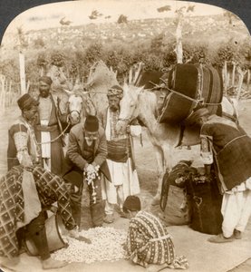 Experter som köper sidenkokonger för export till Frankrike, Antiokia, Syrien, 1900-talet. av Underwood and Underwood